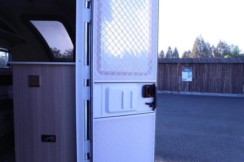 实用主义——飞神9011拖挂式房车（详拍） WLH_6862
