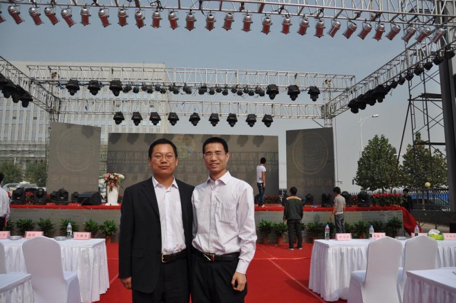 第五届中国国际房车露营大会(郑州站)暨郑州名门房车汇旗舰店开业庆典盛大揭幕 房车旅游网总经理王黎晖与宇通专用车总经理高欣合影