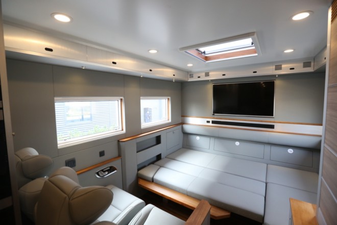 ​诺马迪森越野房车“拍了拍”即刻出发的你