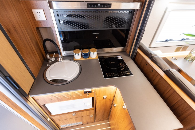 新飞房车S100轻卡，大空间大布局，让你的旅途豪享舒适！get?code=MjQxZTBmMmYxMTg4YWVlM2UzMzJmYWFkZjUzMzY3MTcsMTY2MzIyODc3NjI5MA==