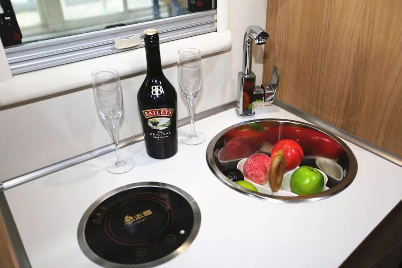 宇通依维柯欧胜C533豪华版无拓小顶房车