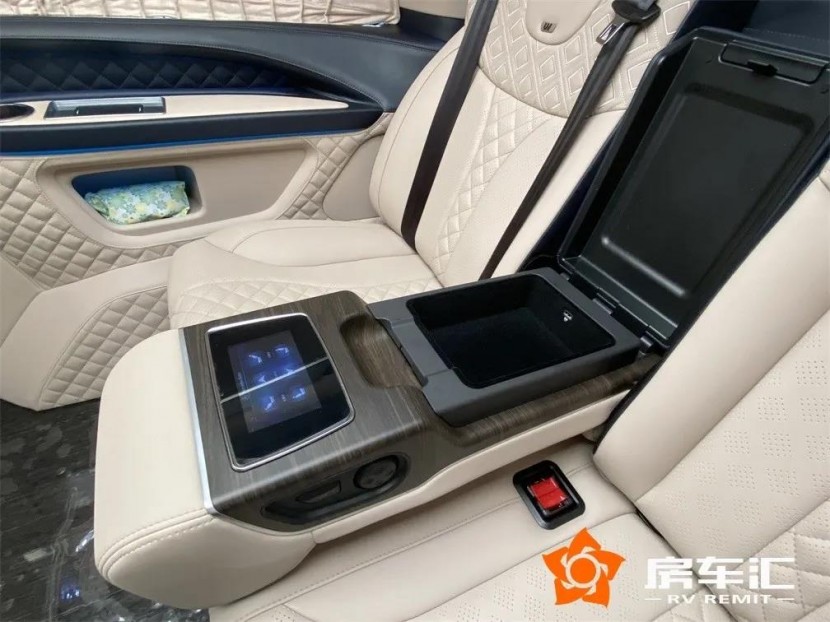 奔驰V-class全隔断MPV商务车，为什么备受老板明星们的喜欢？21.jpg