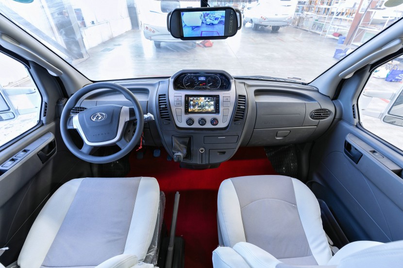 亚特房车 欧洲进口上装 YATE-Plasy 611大通手动挡C型小额头房车 57.8万元 中控驾驶室