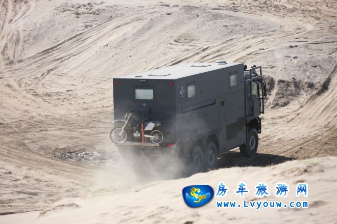 阿莫迪罗·远征者TGS6x6VL1升降顶8,000,000元起