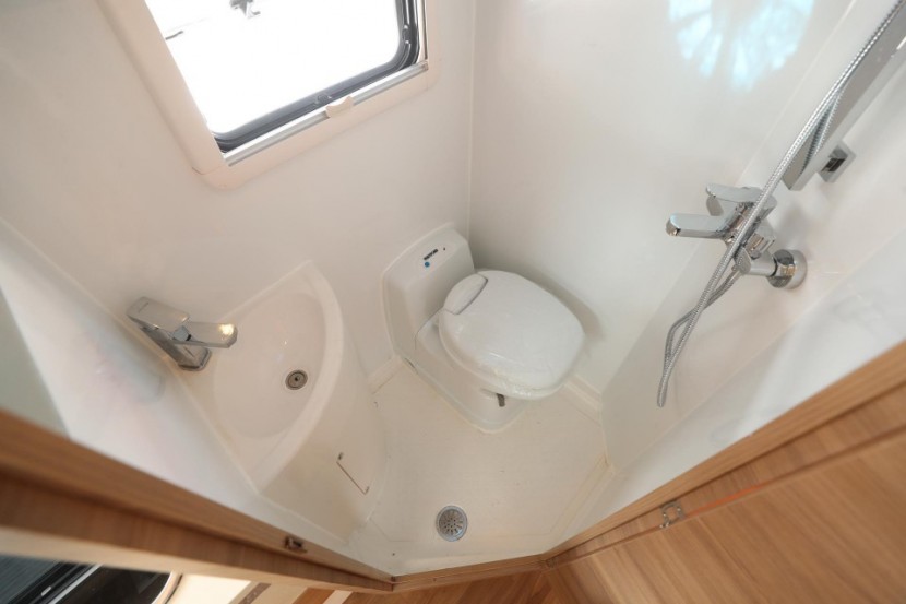 大空间高性价比，华居依维柯自动挡双拓展C型房车81729f4fafba44168c0ec6b1d595c7ce