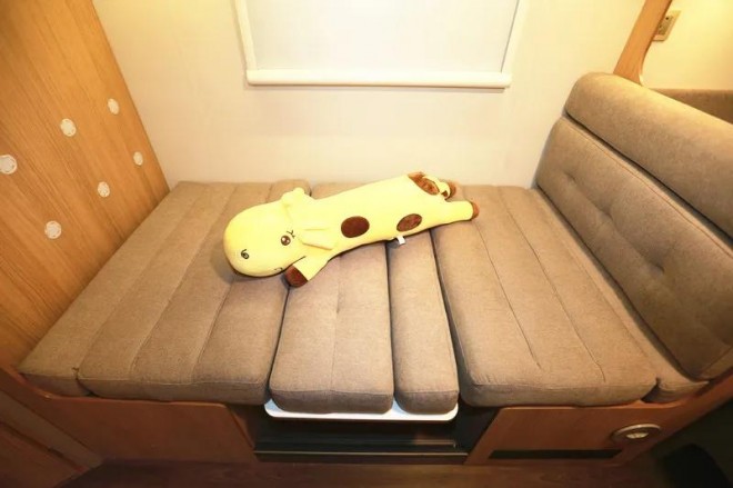 宇通T510上路拖挂(前横床布局)房车2ff780b7aaa74f0082a87cdba2a86166