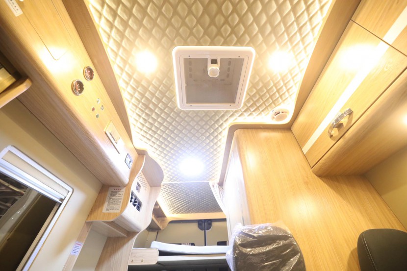 双景房车（国六）大通B型长轴高顶房车 25.8万元 WLH_4875