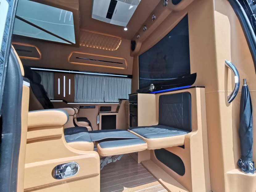 6.5洛阳房车展福客特房车携网红黑骑士、逸途、至尊系列商务B型华丽亮相edfef5f98ffa4cffb284402ecb84bb4f