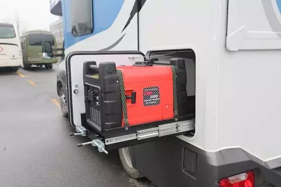 宇通房车进口依维柯ZK5045XLJ2大顶换型