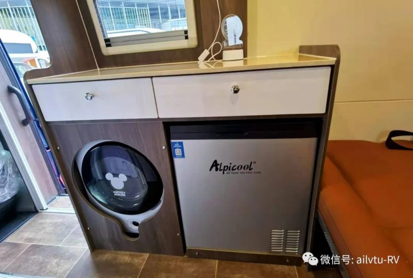 9月2日郑州房车展：爱旅途房车B型，后置厨房设计，让空间感更强！970bf6f9b43ee4d596e938a46687cbc5