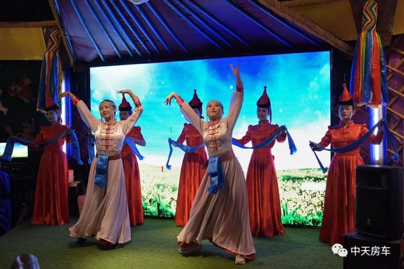 蒙古包内、激情音乐、互动游戏、达人分享…中天房车车友们欢聚一堂欢迎您回家！75ed260e14ec4e1298adc8b4205ed812