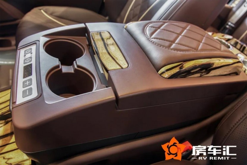 实拍奔驰商务车V260L新款七座，明星保姆/企业接待首选！9.jpg