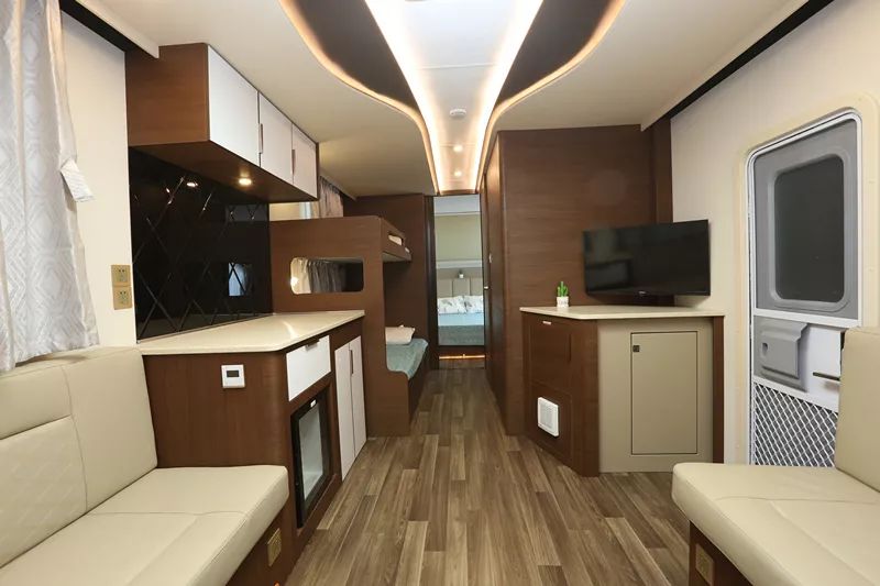 宇通T536营地拖挂房车
