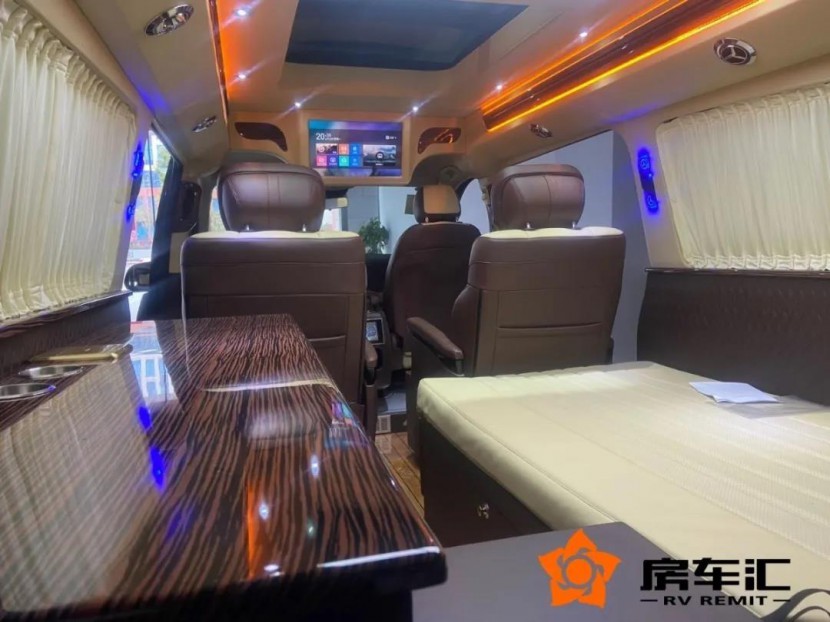 奔驰商务七座出床车了！第三排设计老板们看了都很喜欢？9微信图片_20200506085919.jpg