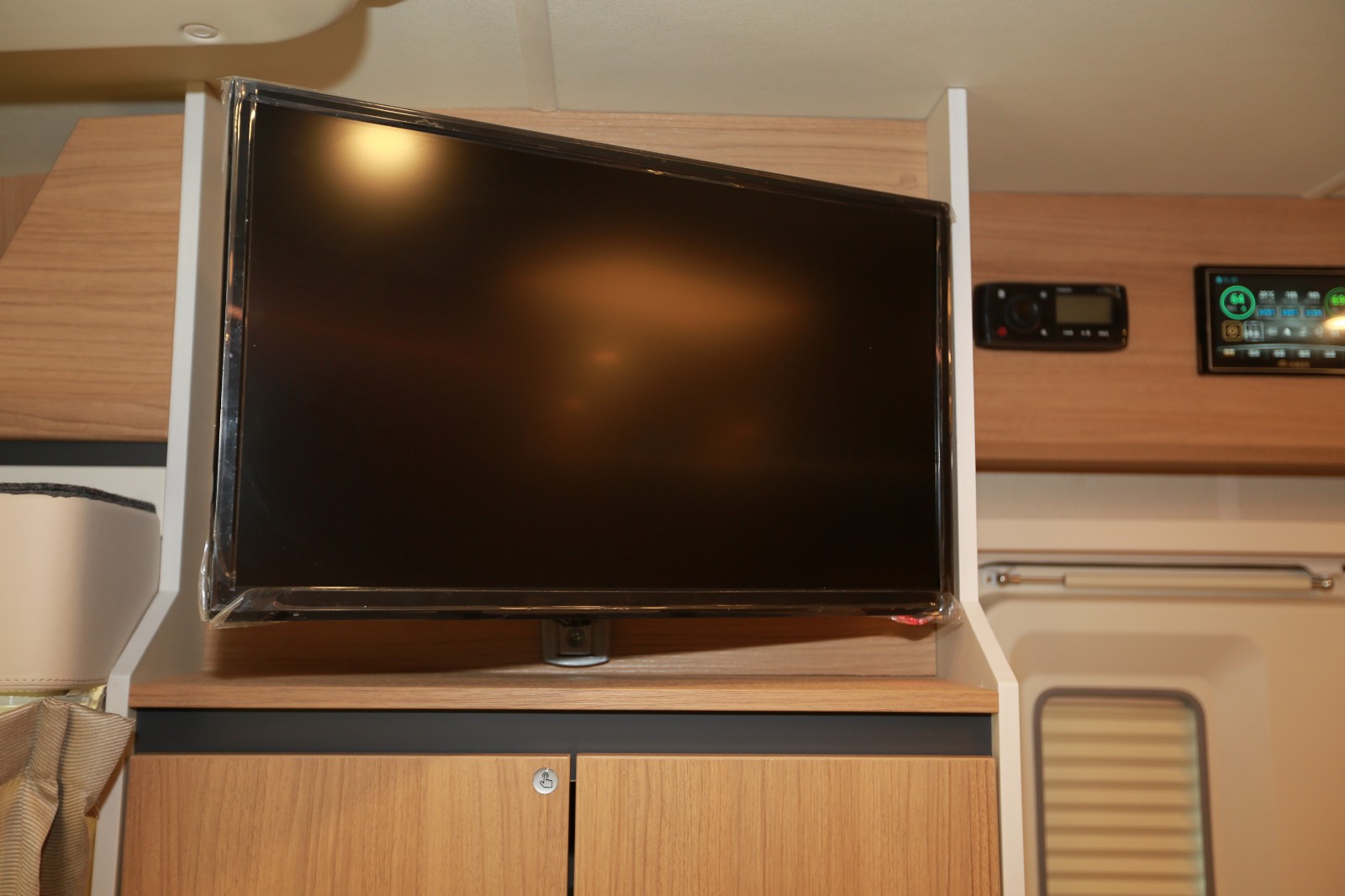 宇通依维柯欧胜自动挡c型房车 c535全新小顶小额头2020款电视