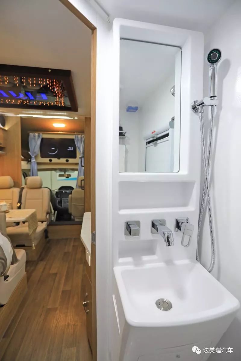 集洗衣机+大冰箱+暖气+空调于一车——法美瑞大通豪华版房车44.8万元