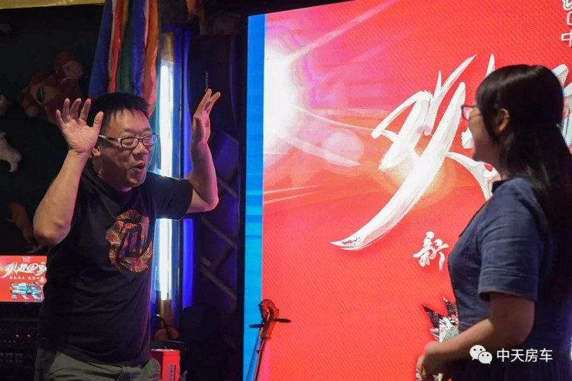 蒙古包内、激情音乐、互动游戏、达人分享…中天房车车友们欢聚一堂欢迎您回家！6066af5ce1f04b41a55bbf188bbcdb45