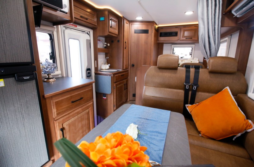 9月2日郑州房车展，巨威福特自动挡小额头房车，年度巨献，威震四方！99d13fdad3b5ed70c23e08c6b2b9f5e8