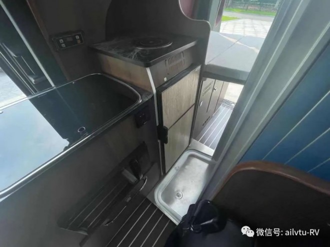 爱旅途福特新全顺房车亮相9月2日郑州房车展，旅途明月松间照，行看清泉石上流！85cfcda1955531f5c61366247aaf3f74