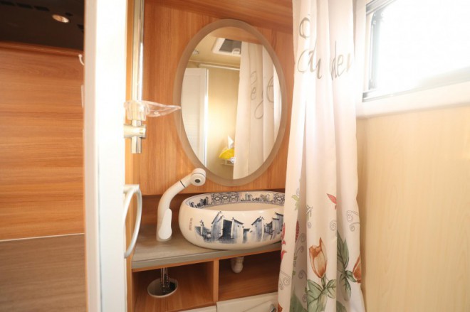 6.5洛阳房车展澳森房车新款糅合澳洲设计元素可上牌拖挂房车亮相68e73438d99c4076b3800490d37e261b