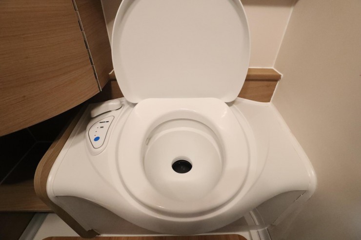 铁程依维柯经典版C型手动挡房车image059