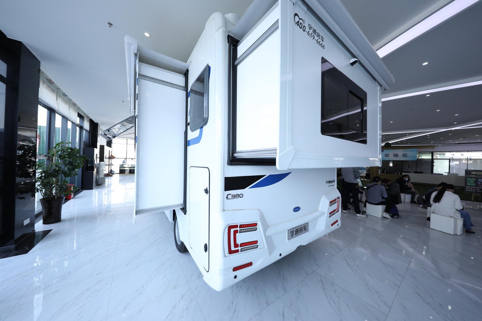 宇通依维柯欧胜自动挡c型房车 c535大额头双拓展2020款车身外观