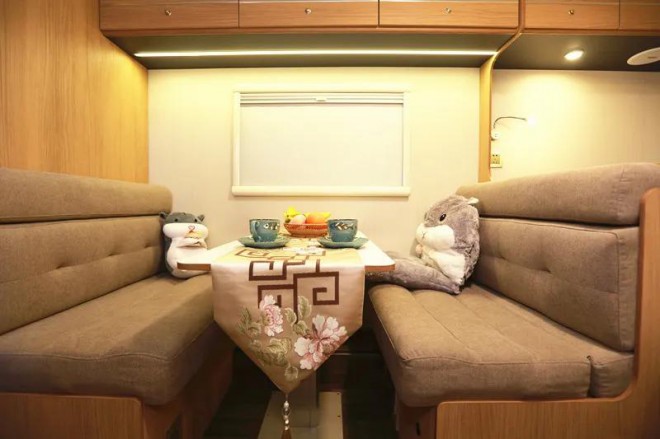 宇通T510上路拖挂(前横床布局)房车25f28921196a444a96bfbcb652b31c11