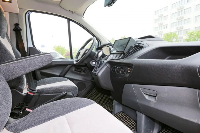 宇通全顺自动挡C520多用途房车