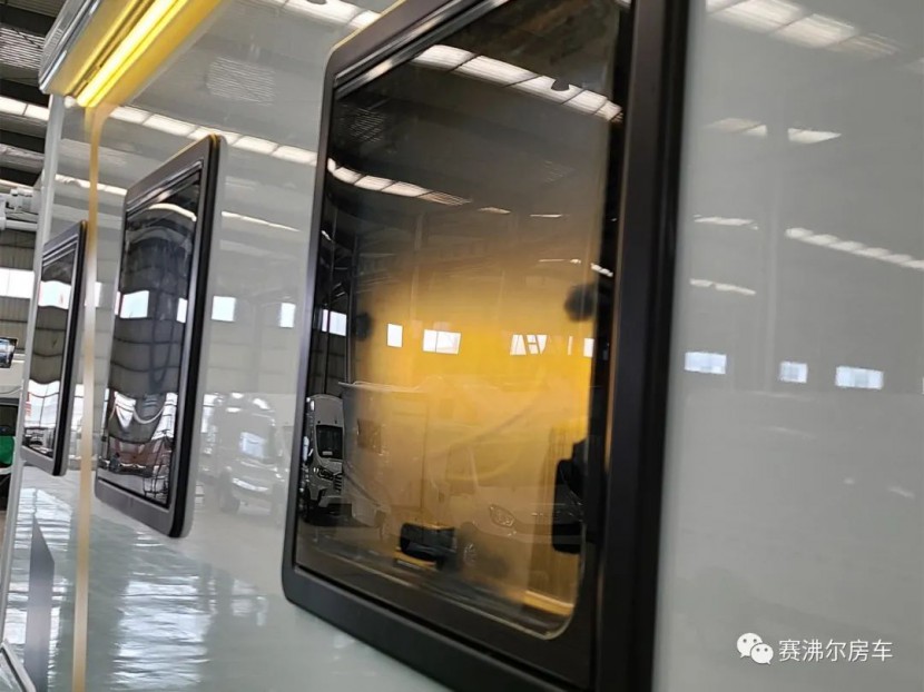 56.8万:赛沸尔C型大额头双拓展房车
