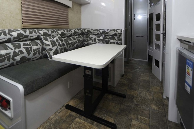 戴德隆翠C19拖挂式营地房车 17万元 C19折叠桌