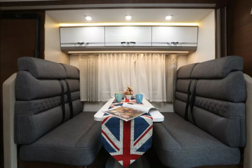 宇通房车进口依维柯ZK5045XLJ2大顶换型