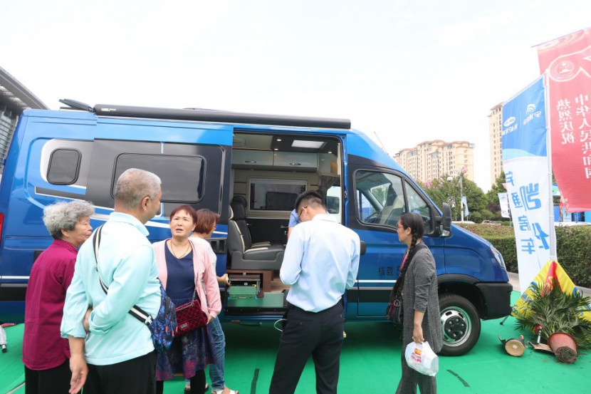 11.23杭州房车展宇通房车即将携市场主流依维柯C型、依维柯B型及可上牌的拖挂房车亮相展会b90e3a4801d842bfbf99ed188371ce17