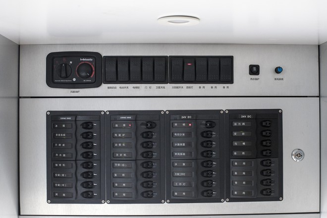 德野奔驰6X6越野房车征途者B诺马迪森房车戈壁荒漠无限征途这是描述信息