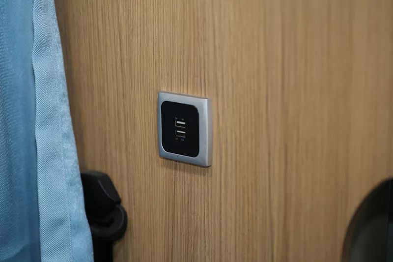 宇通依维柯欧胜C533豪华版无拓小顶房车