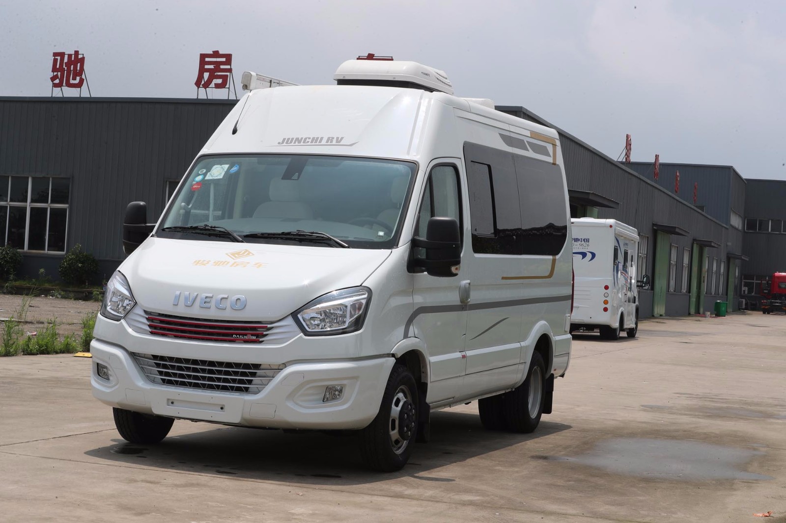 骏驰 新daily(欧胜) 长轴高顶b型车身外观