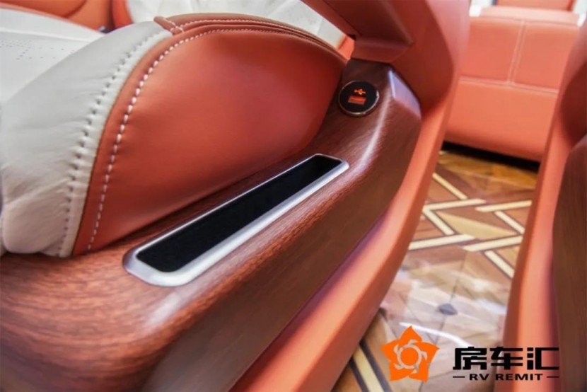 展厅实拍丨奔驰大白鲨AUXUN，半隔七座上新！14.jpg