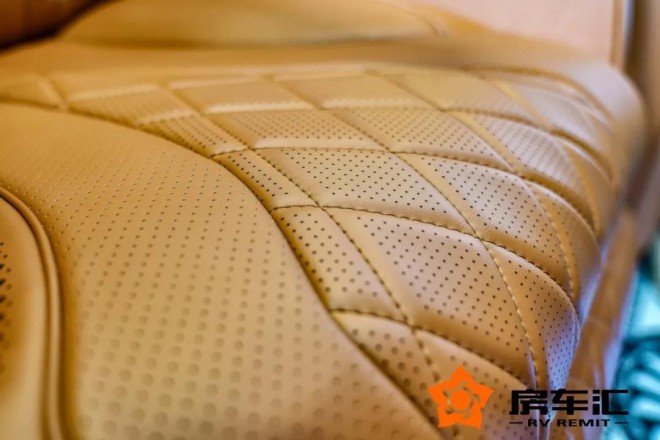 2021限量发售，迈巴赫级享受！全新奔驰七座多功能MPV，52.8万包牌价！17.jpg