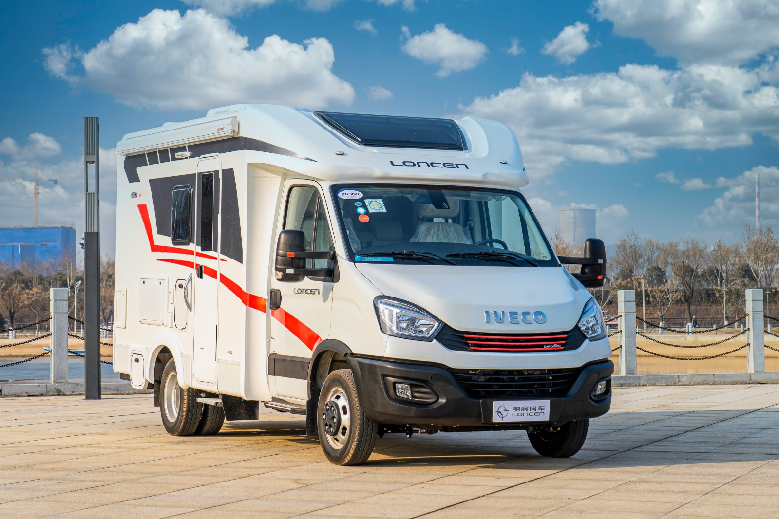 依维柯欧胜自动挡 2021宸享版(子母床布局)白色图片欣赏-房车旅游网