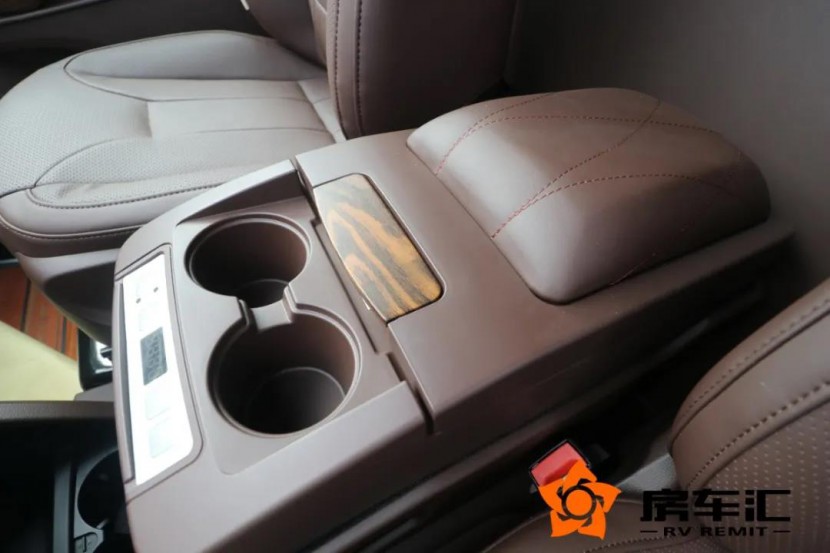 全新奔驰七座九速商务车，高顶全隔，标配空气悬挂！5.jpg