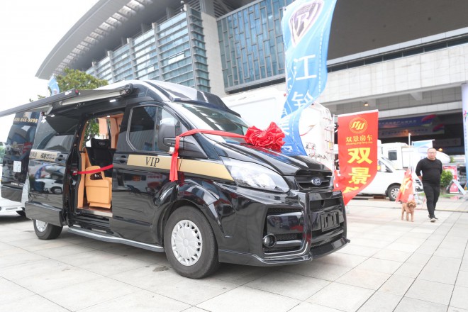 展会现场探报福客特房车强大至尊商务房车阵容