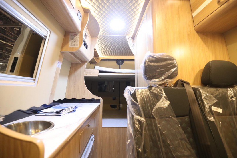 双景房车（国六）大通B型长轴高顶房车 25.8万元 WLH_4873