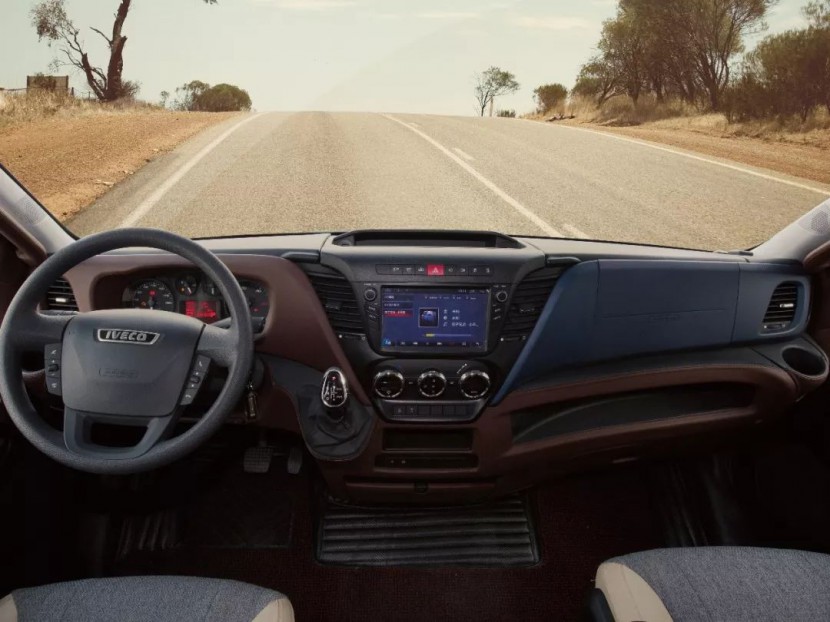 宇通房车进口依维柯ZK5045XLJ2大顶换型