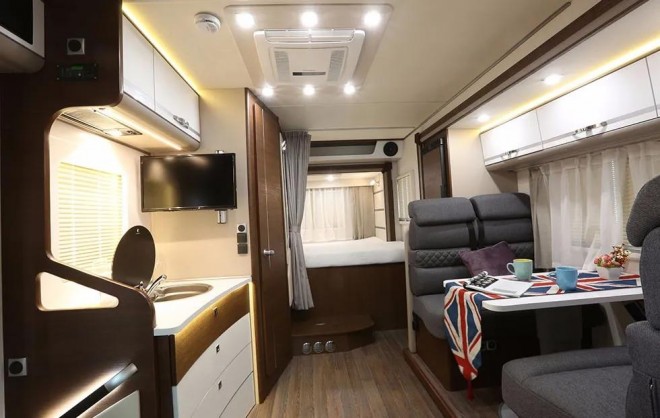 不拘泥于平常，宇通C630尊享版进口依维柯双拓展C型房车06557ba1f4174042a85ff8e0d74bba00