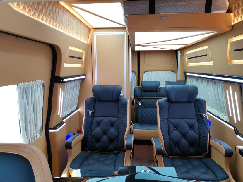 6.5洛阳房车展福客特房车携网红黑骑士、逸途、至尊系列商务B型华丽亮相ebb784df9ec94def9a44c9e72130430a