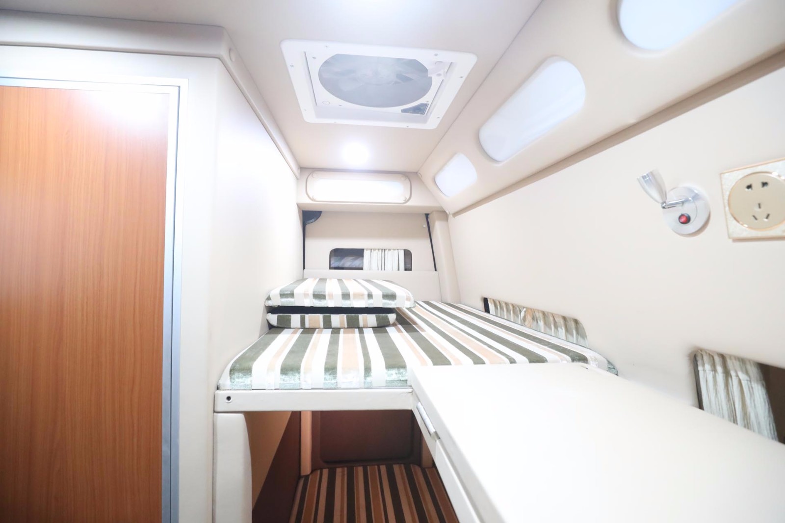 2020款长轴高顶b型-纵置子母床后床图片欣赏-房车旅游网