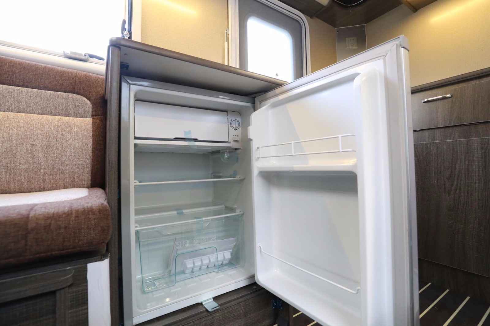 江铃五十铃 2019款江铃单排d-max越野房车冰箱