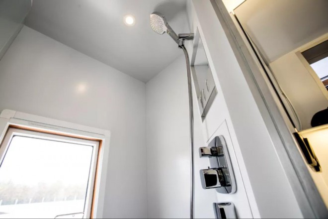 诺马迪森-“穿越者B”奔驰4x4越野房车——不惧束缚的越野房车（二）8cb4837779854f86ab93b8338813e09e