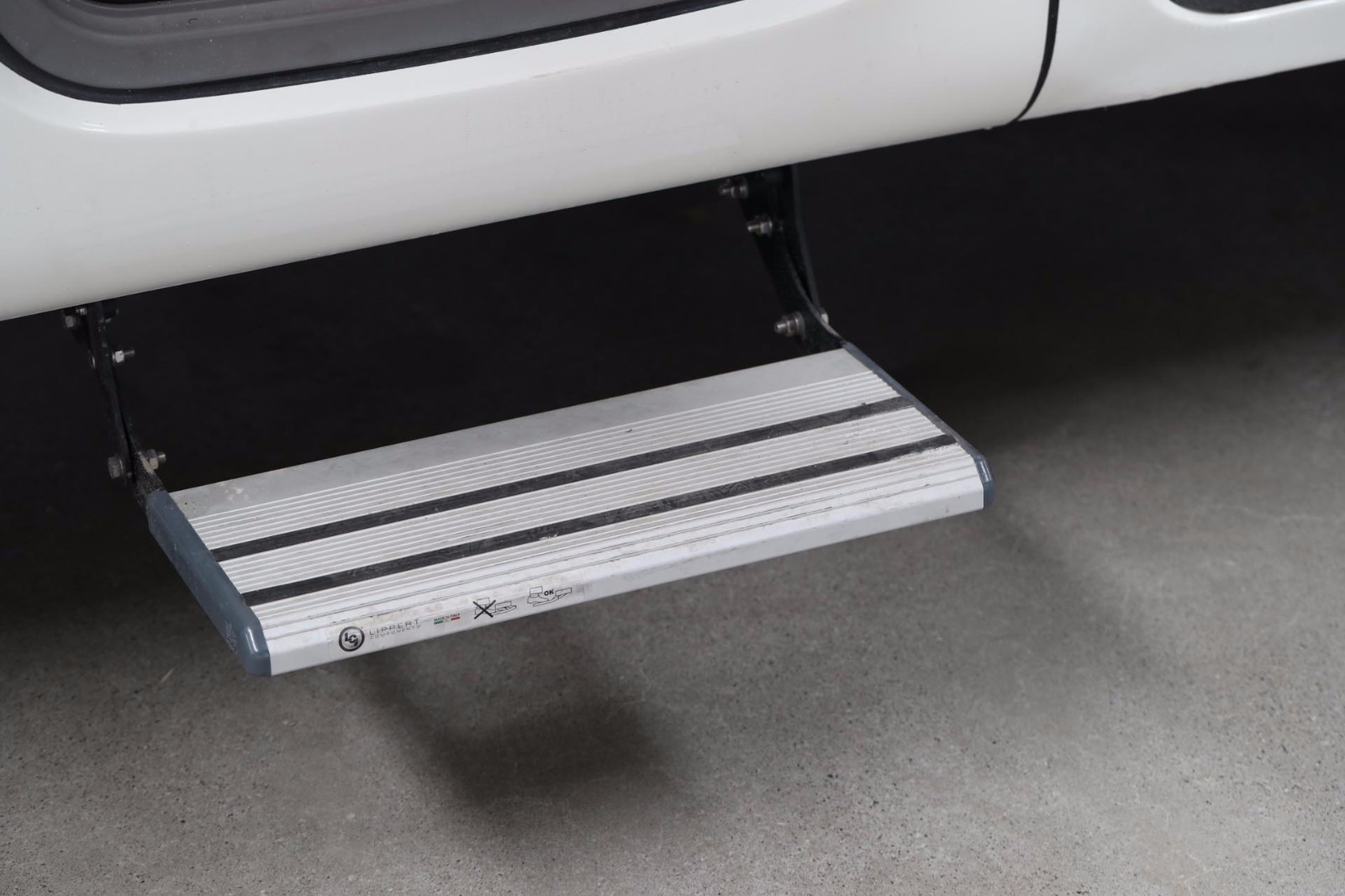 铂驰-进口依维柯(国六) 帕亚尼 c型双拓展迎宾踏板