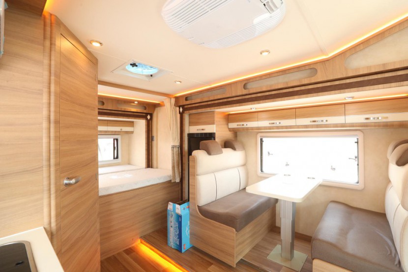 大空间高性价比，华居依维柯自动挡双拓展C型房车d5534f28fcc44bbabd1502c47f369db5