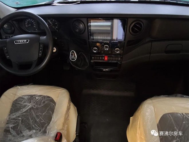 56.8万:赛沸尔C型大额头双拓展房车